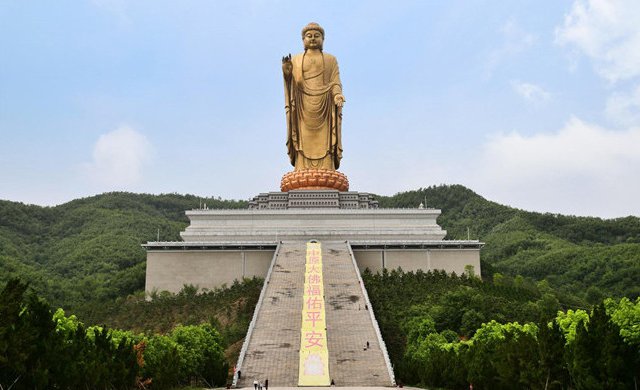 中原大佛位于平顶山市鲁山县尧山佛泉寺,它是目前世界上最大的佛教