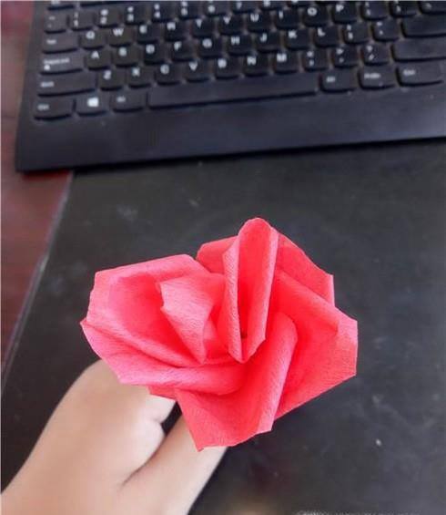 如何用皱纹纸做玫瑰花