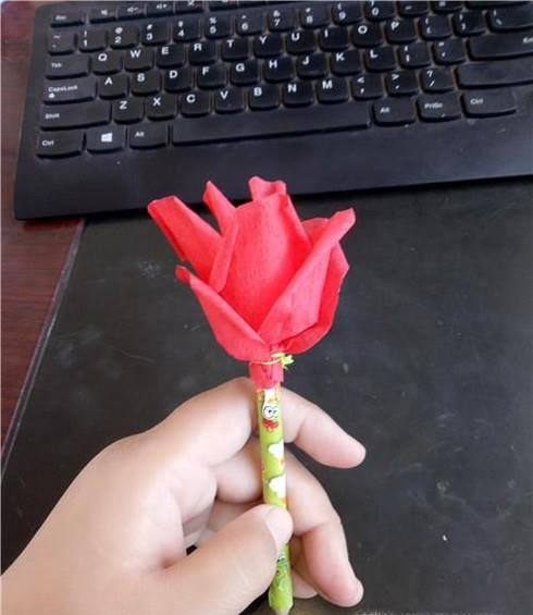 如何用皱纹纸做玫瑰花