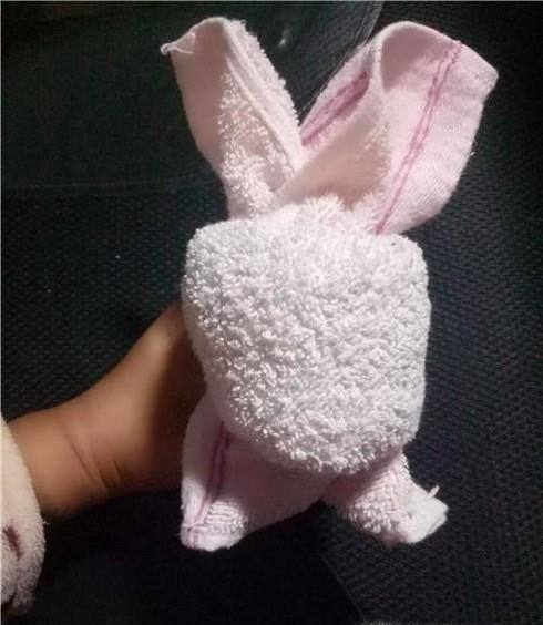 如何用毛巾折叠小兔子